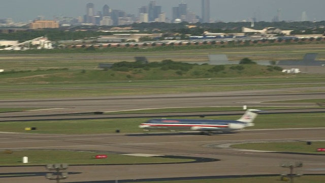 PAN喷气式客机(McDonnell Douglas MD-80)起飞/DFW国际机场，达拉斯-沃思堡，德克萨斯州，美国视频素材