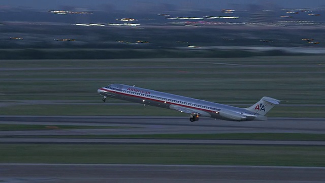 美国德克萨斯州达拉斯-沃斯堡国际机场起飞的PAN喷气式客机(McDonnell Douglas MD-80)视频素材