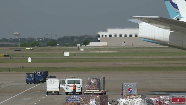 中国航空货运飞机(波音747-400F)滑行至美国德克萨斯州达拉斯沃斯堡国际机场跑道/DFW国际机场视频素材