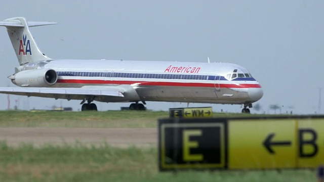 美国航空公司喷气式客机(McDonnell Douglas MD-80)着陆后滑行-远摄透视/美国德克萨斯州达拉斯沃斯堡国际机场视频素材