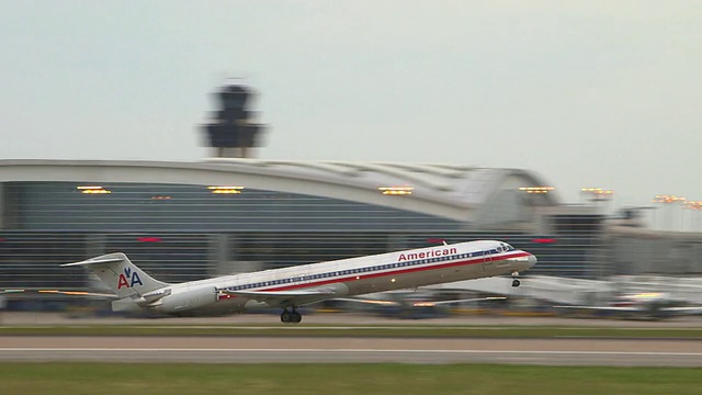 泛美航空(McDonnell Douglas MD-80)飞机起飞，背景是美国德克萨斯州达拉斯沃斯堡国际机场视频素材