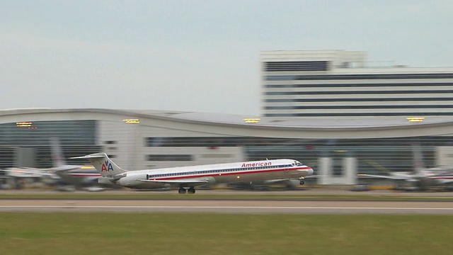 泛美航空(McDonnell Douglas MD-80)飞机起飞，背景是美国德克萨斯州达拉斯沃斯堡国际机场视频素材