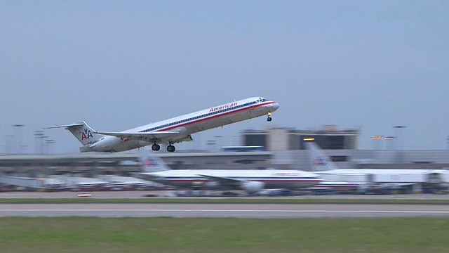 泛美航空(McDonnell Douglas MD-80)飞机起飞，背景是美国德克萨斯州达拉斯沃斯堡国际机场视频素材