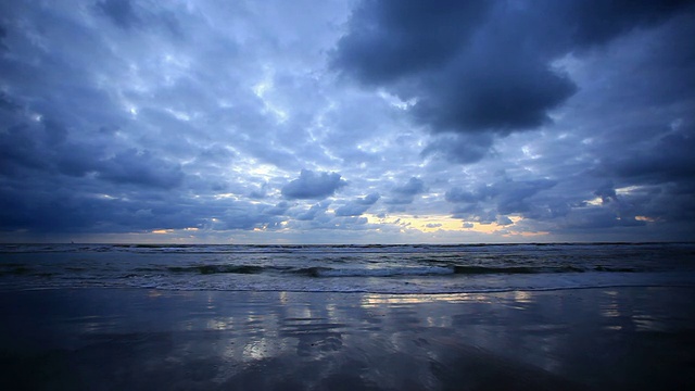 日落时海滩上的浪花视频素材