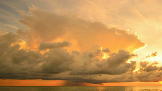 太阳落山，海面上有暴雨视频素材