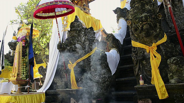 MS Incense移动Pura Dalem Puri寺庙/ Ubud, Bali, Indonesia视频素材