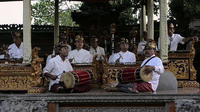 印尼巴厘岛乌布Pura Dalem Puri寺庙音频演奏传统加美兰乐团的巴厘乐手视频素材