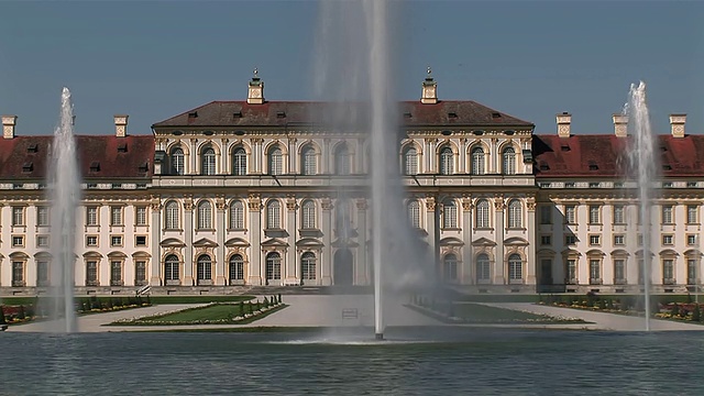 图为德国巴伐利亚州慕尼黑海姆城堡(SchleiÃheim castle)前的大喷泉视频素材