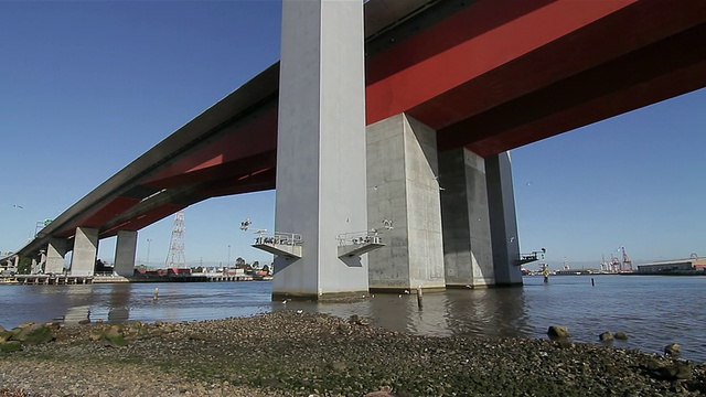 海鸥和博尔特桥在Docklands /墨尔本，维多利亚，澳大利亚视频素材