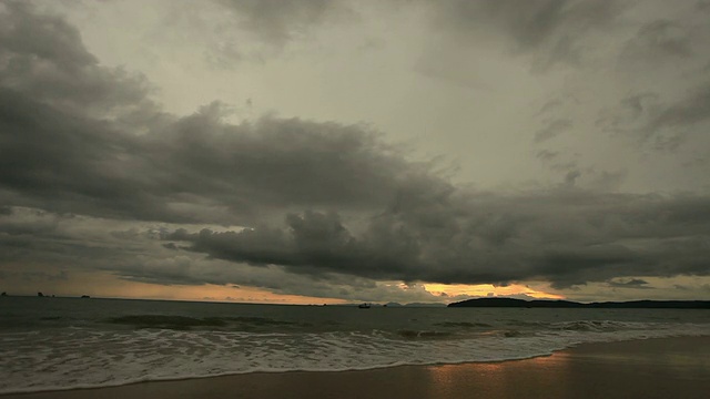 海滩上有暴雨云视频素材