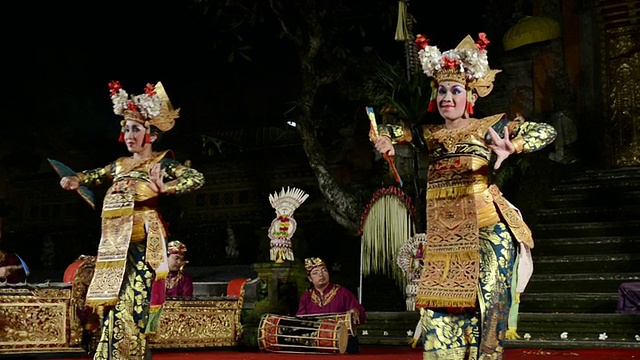 印尼巴厘岛乌布普里萨拉斯瓦蒂神庙音频/乌布，巴厘岛女孩舞者在加美兰管弦乐队前表演乐贡舞视频素材