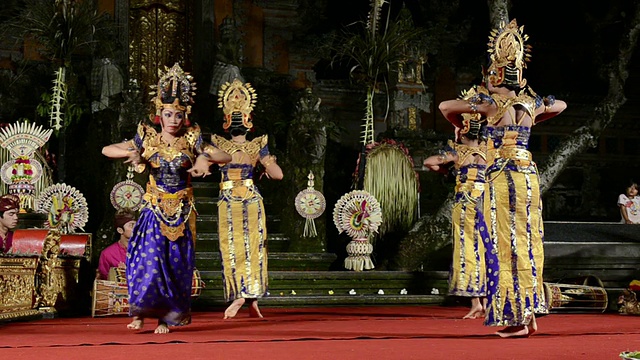 巴厘少女舞者在Puri Saraswati寺庙音频/乌布表演Nyamar舞蹈(爱情故事)，印度尼西亚巴厘视频素材