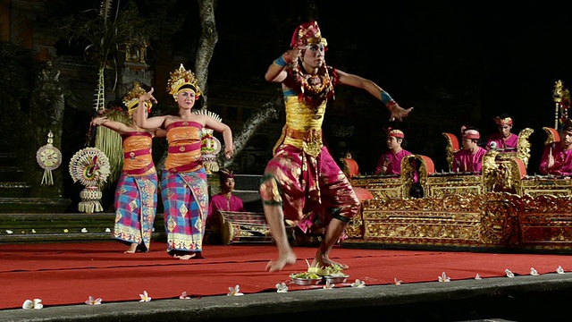 印度尼西亚巴厘岛，乌布，Puri Saraswati寺庙，巴厘岛舞者在表演渔夫舞视频素材