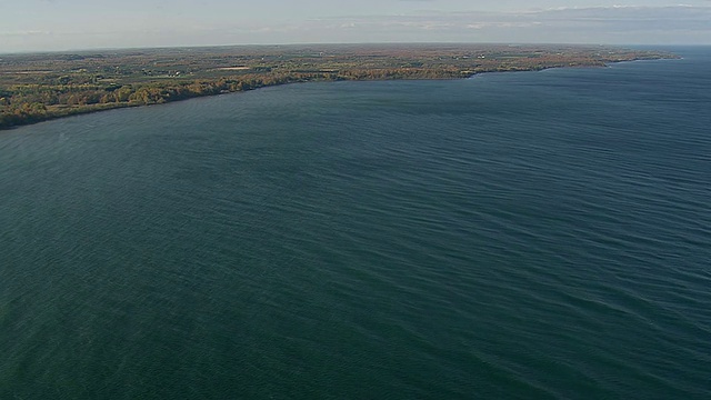 WS航拍美国纽约Sodus Point海岸线视频素材