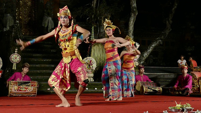 印度尼西亚巴厘岛，乌布，Puri Saraswati寺庙，巴厘岛舞者在表演渔夫舞视频素材