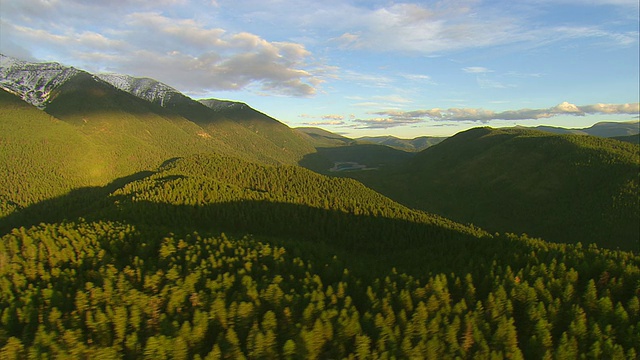 WS AERIAL PAN视图在米慎山和洛洛国家森林/圣伊格内修斯，蒙大拿，美国视频素材