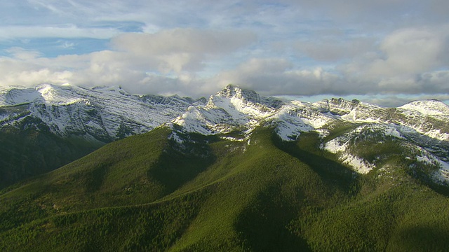 美国蒙大拿，圣依纳爵山，米申山，积雪覆盖的天气峰的WS空中ZI视图视频素材