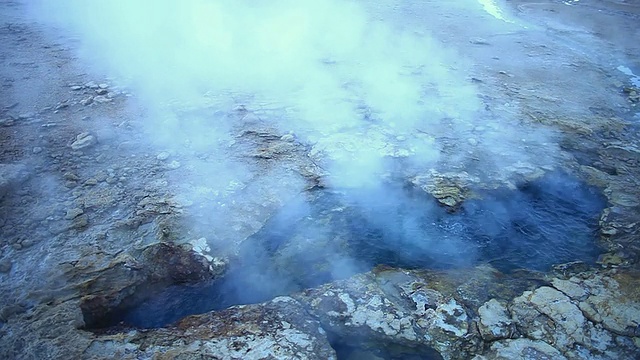 智利阿塔卡马沙漠Geiser del Tatio的深蓝间歇泉池冒着蒸汽视频素材