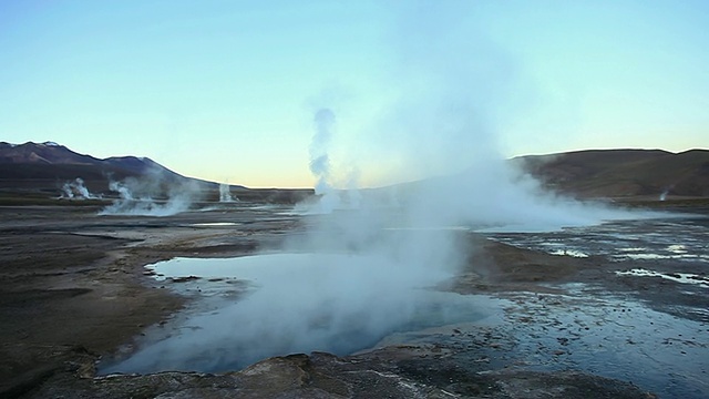 WS间歇泉池与蒸汽在清晨出来/ Geiser del Tatio，阿塔卡马沙漠，智利视频素材