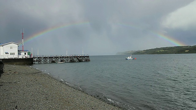 灰色天空中的WS彩虹湖/ Dalcahue, Isla Grande de ChiloÌ©，智利视频素材