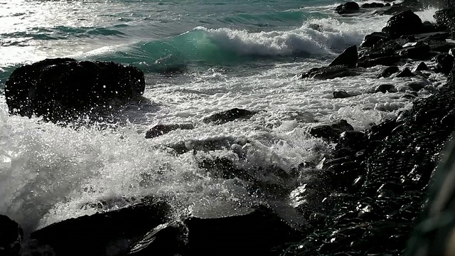 MS海浪击中黑暗的岩石海岸/智利巴塔哥尼亚Torres del Paine视频素材