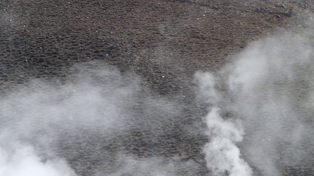 智利阿塔卡马沙漠，黑褐色的盖泽尔塔提奥山(Geiser del Tatio)升起的蒸汽云视频素材