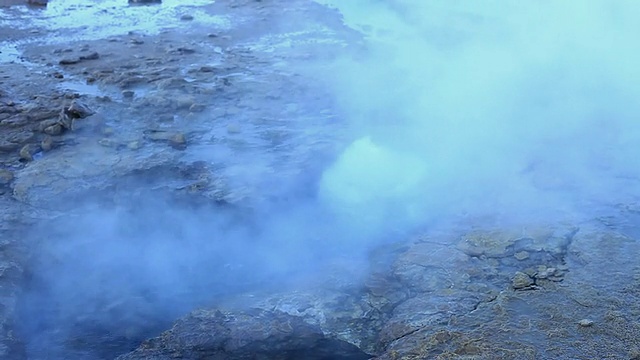 智利，阿塔卡马沙漠，Geiser del Tatio，间歇泉水冒着蒸汽视频素材