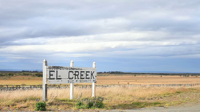 MS Sign in windy yellow plain / Road from Punta Arenas to Puerto Natales，智利巴塔哥尼亚，智利视频素材