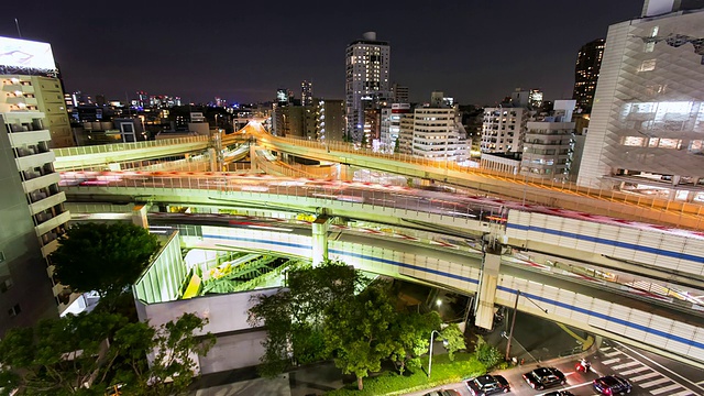 日本东京，Azabu-juban十字路口高速公路上的交通视频素材