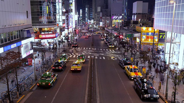 日本东京新宿商业娱乐区夜晚繁忙的街道视频素材