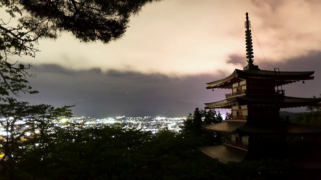 WS T/L夜间俯瞰富士山的宝塔/藤吉田，山梨县，日本视频素材