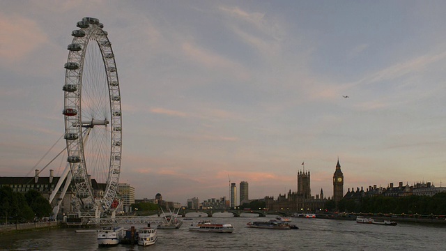 沿泰晤士河、伦敦眼和议会/英国西边视频素材