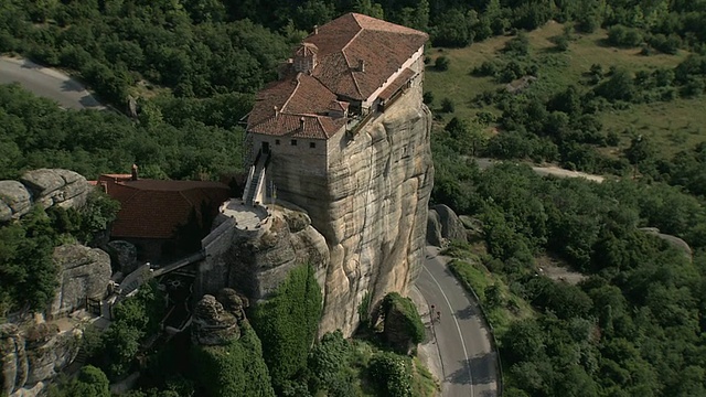 WS AERIAL DS著名的Meteora柱子，悬挂的岩石(联合国教科文组织世界遗产)/ Meteora，塞萨利亚，希腊视频素材