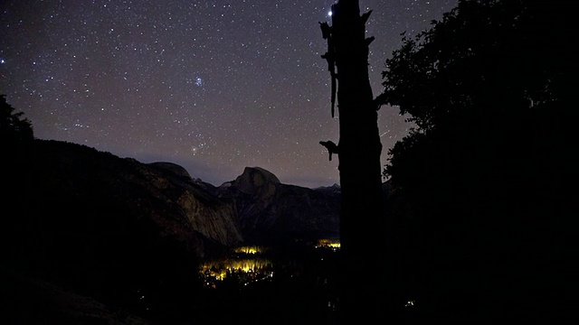 在约塞米蒂国家公园里，星星和飞机在半圆顶上滚动。视频下载