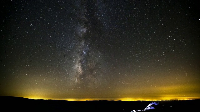 约塞米蒂国家公园的银河和星星延时。(从头枕拍摄)视频素材