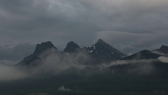 T/L的风暴云在mtn山峰周围形成视频素材