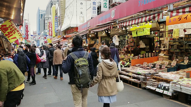 在日本东京上野，WS购物者走过横滨市场视频素材