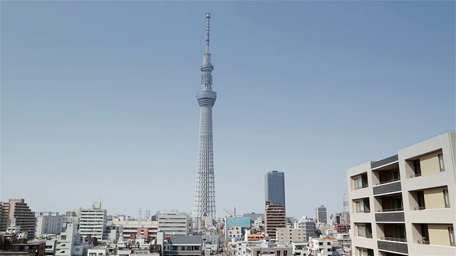 MS Tokyo Skytree以浅草区为背景的蓝色天空为背景/日本东京视频素材