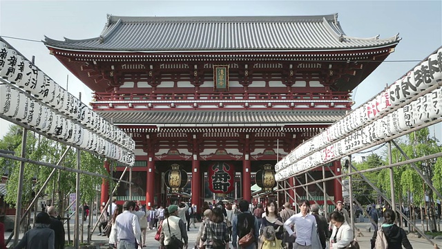 游客走过浅草寺/日本东京视频素材