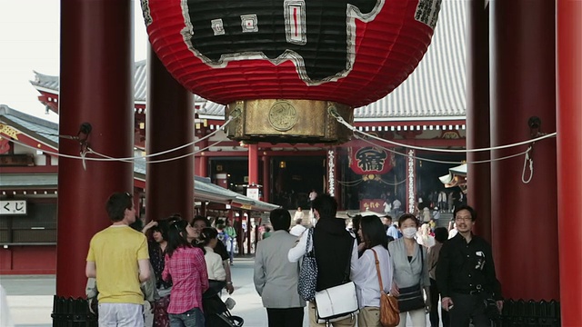 LS游客走过浅草寺/日本东京视频素材