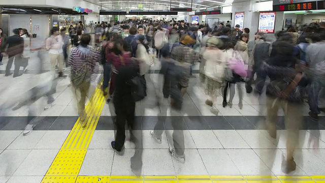 人群穿过新宿站，世界上最繁忙的火车站/日本东京视频素材