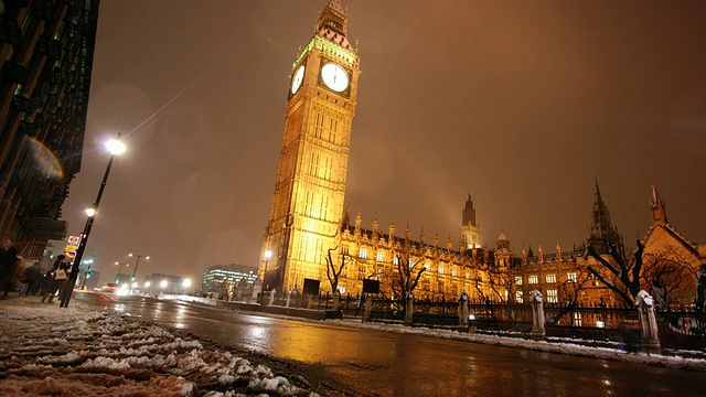 雪中的大本钟和街道，英国伦敦视频素材