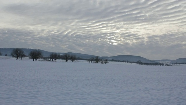 空中W/S，冬季有雪的大气景观视频素材