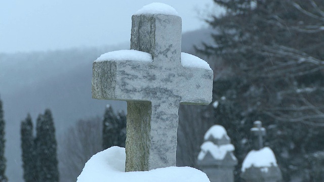 MS Snow覆盖墓碑(墓碑)与十字架在暴风雪在冬天的一天/ Ellicottville，纽约，加拿大视频素材