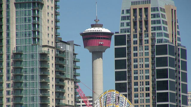 MS Skyline和Calgary Tower / Calgary, Alberta, Canada视频素材