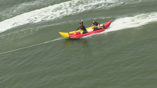 ARIEAL WS TS View of People riding on bananaboat /保宁，忠清南道，韩国视频素材