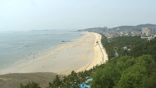 ARIEAL WS ZI View of People enjoy at daechoen beach /保宁，忠清南道，韩国视频素材