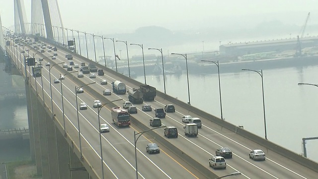 ARIEAL WS ZO View of Traffic moving on seohaedaegyo bridge /平泽，京畿道，韩国视频素材