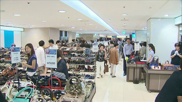 韩国首尔，人们在百货商店购物视频素材