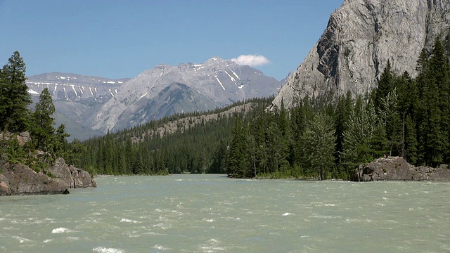 MS Bow river /班夫，阿尔伯塔，加拿大视频素材